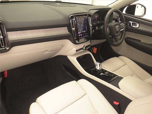 Volvo XC40 2025 7423436-4