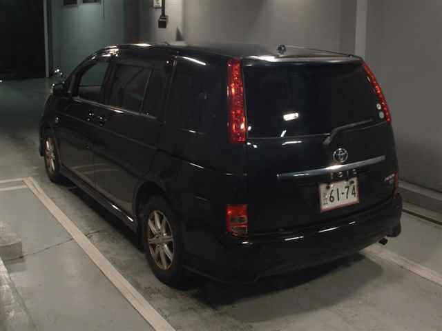 Toyota ISIS 2010 7470665-1