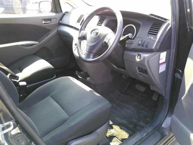 Toyota ISIS 2010 7470665-3