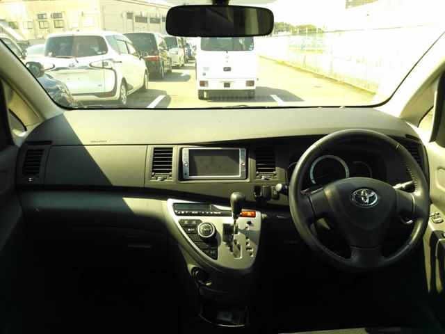 Toyota ISIS 2010 7470665-8