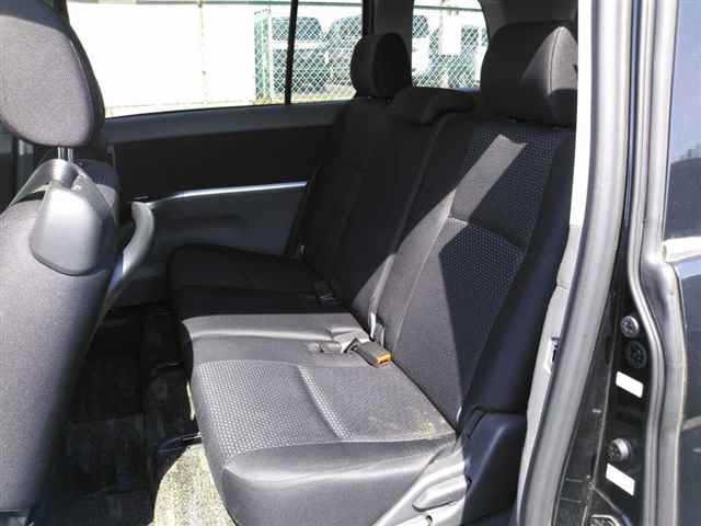 Toyota ISIS 2010 7470665-9