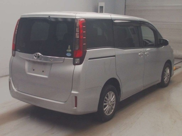 Toyota NOAH 2016 7467776-1