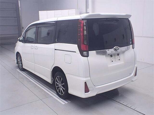 Toyota NOAH 2017 7467897-1