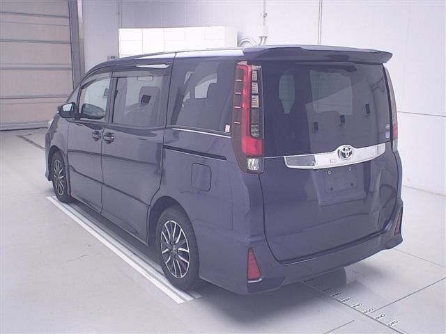 Toyota NOAH 2015 7467952-1