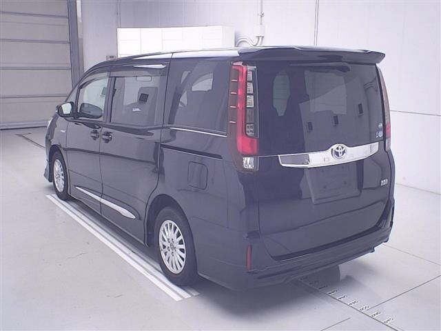 Toyota NOAH 2015 7467971-1