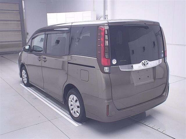 Toyota NOAH 2015 7468023-1