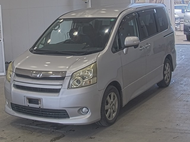 Toyota NOAH 2007 7468097-0
