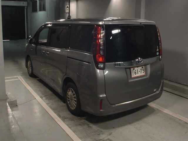 Toyota NOAH 2015 7468115-1