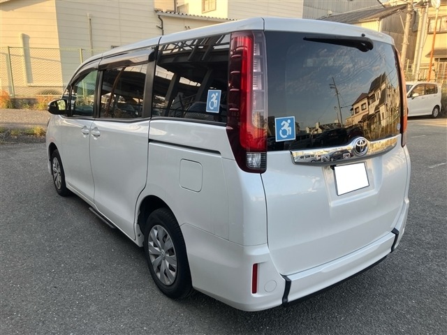 Toyota NOAH 2017 7468179-1