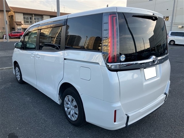Toyota NOAH 2017 7468180-1