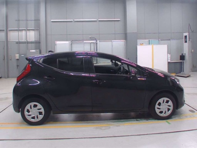 Toyota AQUA 2024 7504447-3