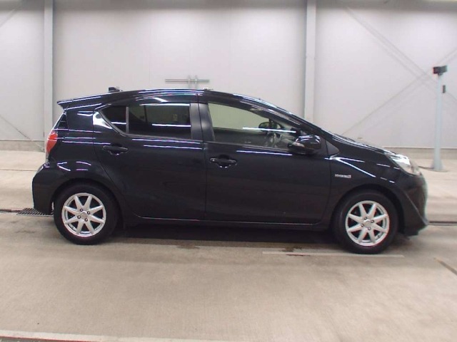 Toyota AQUA 2018 7504470-3