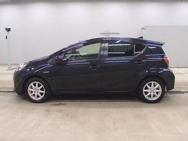 Toyota AQUA 2018 7504470-4
