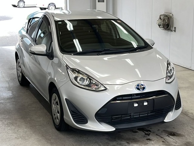 Toyota AQUA 2017 7504560-4