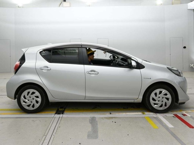 Toyota AQUA 2018 7504778-3