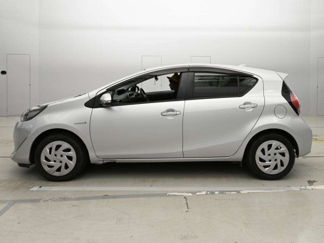 Toyota AQUA 2018 7504778-4