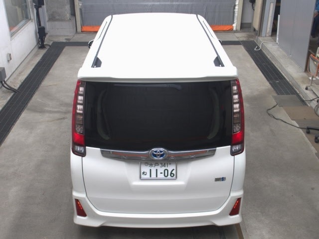 Toyota NOAH 2016 7507550-7