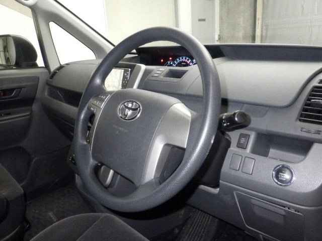 Toyota NOAH 2010 7507562-3