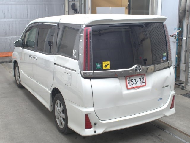 Toyota NOAH 2018 7507577-1