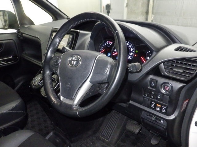 Toyota NOAH 2018 7507577-3