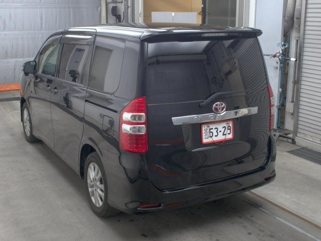 Toyota NOAH 2013 7507578-1