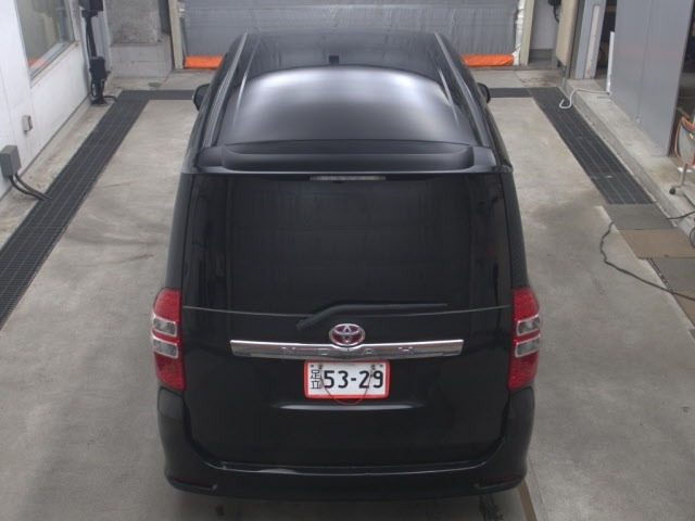 Toyota NOAH 2013 7507578-7