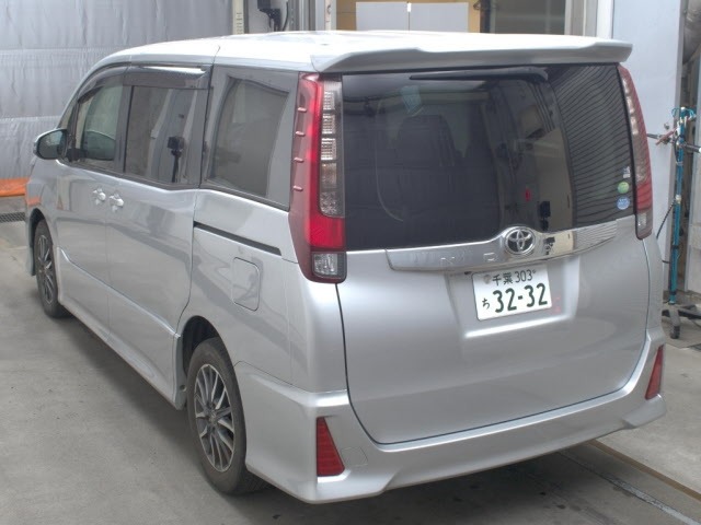 Toyota NOAH 2014 7507595-1