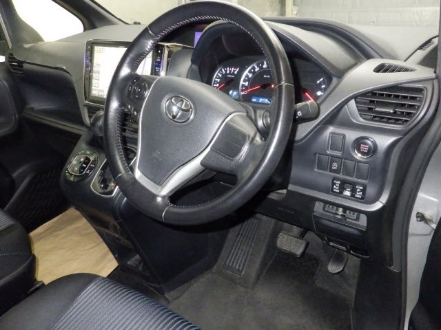 Toyota NOAH 2014 7507595-3