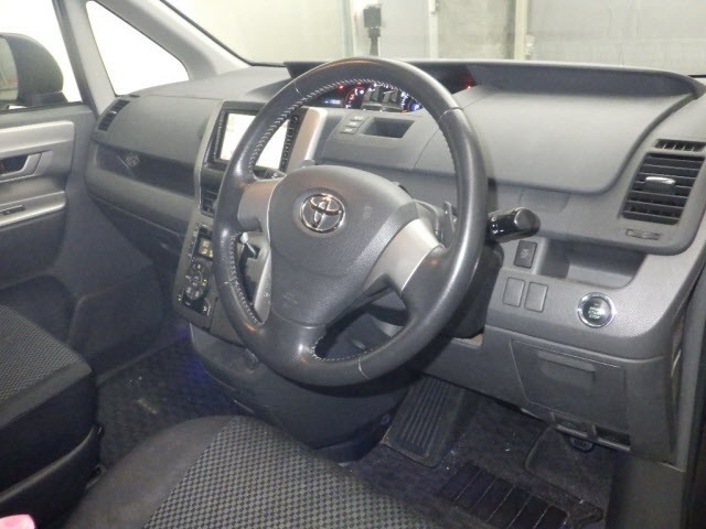 Toyota NOAH 2010 7507596-3
