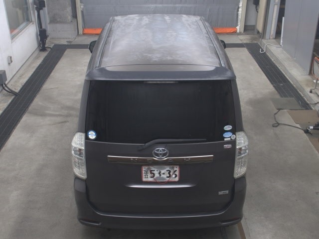 Toyota NOAH 2010 7507596-7