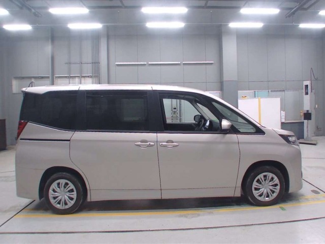 Toyota NOAH 2023 7507693-3