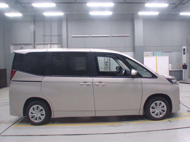 Toyota NOAH 2023 7507694-3