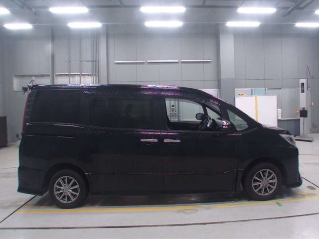 Toyota NOAH 2021 7507711-3