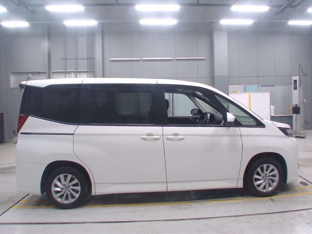Toyota NOAH 2023 7507712-3
