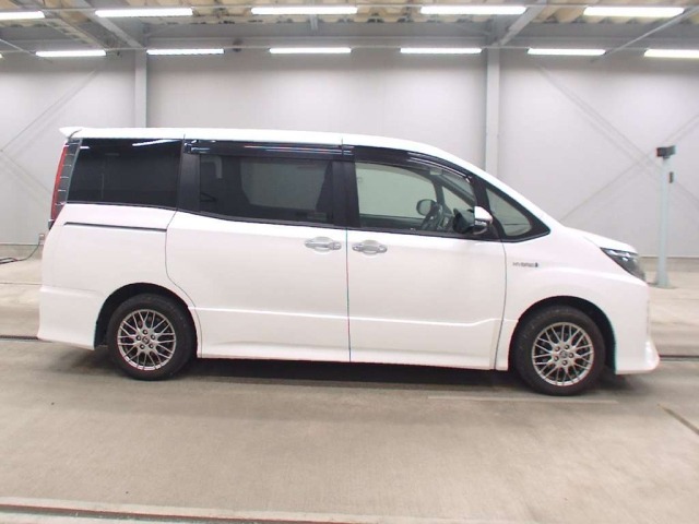 Toyota NOAH 2018 7507746-3