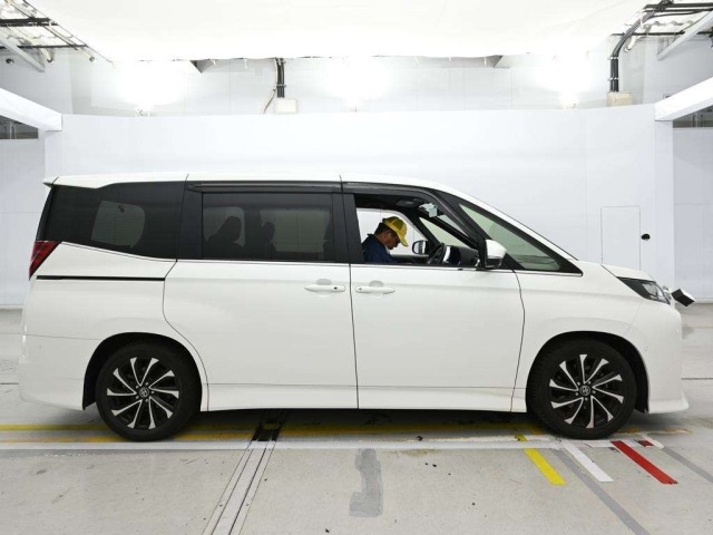 Toyota NOAH 2023 7507950-3