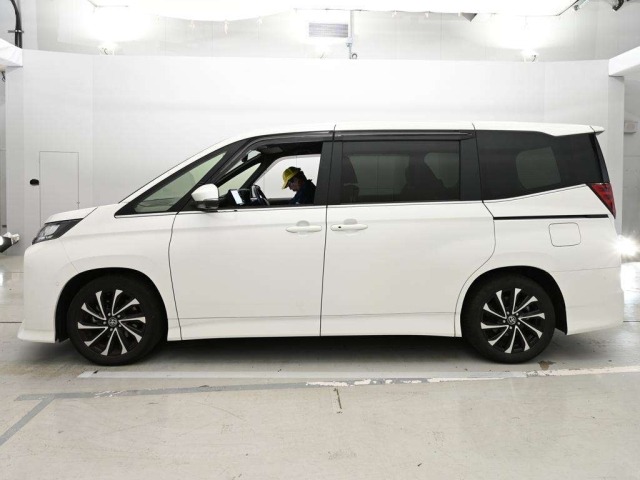 Toyota NOAH 2023 7507950-4