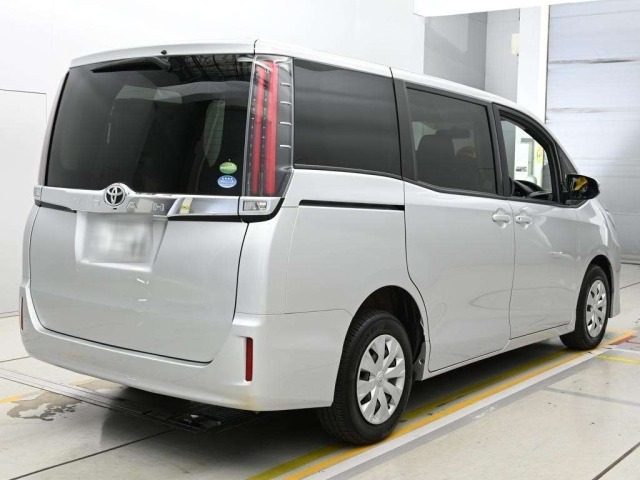 Toyota NOAH 2018 7507966-1