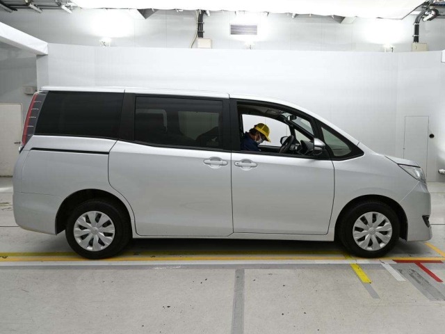 Toyota NOAH 2018 7507966-3