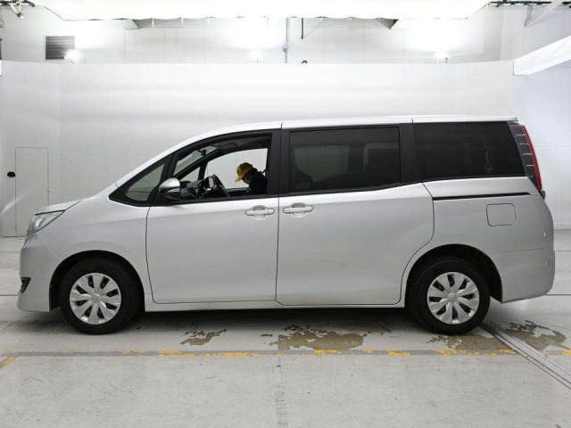 Toyota NOAH 2018 7507966-4