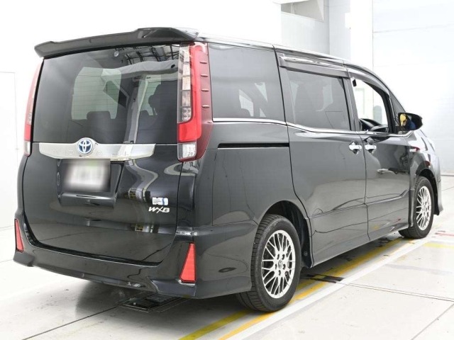 Toyota NOAH 2017 7507996-1