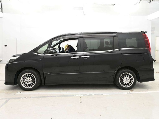 Toyota NOAH 2017 7507996-4
