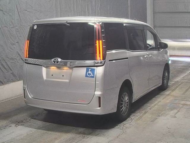 Toyota NOAH 2021 7508035-1