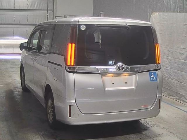 Toyota NOAH 2021 7508035-8