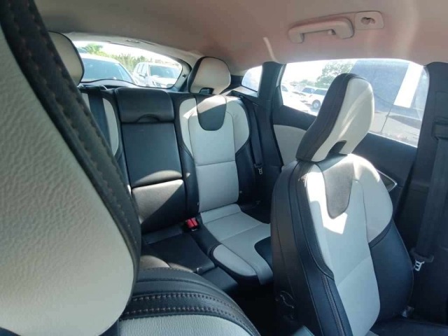 Volvo V40 2015 7494458-12
