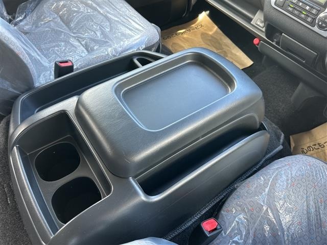 Toyota HIACE COMMUTER 2026 7524876-2