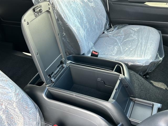 Toyota HIACE COMMUTER 2026 7524876-4