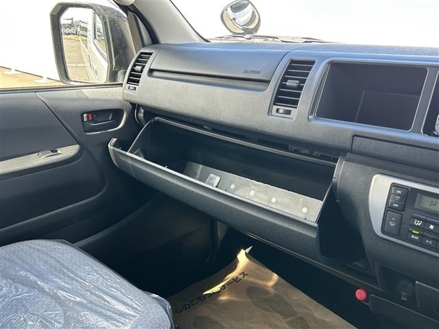 Toyota HIACE COMMUTER 2026 7524876-6
