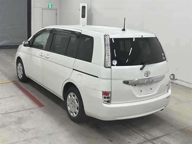 Toyota ISIS 2012 7547956-1