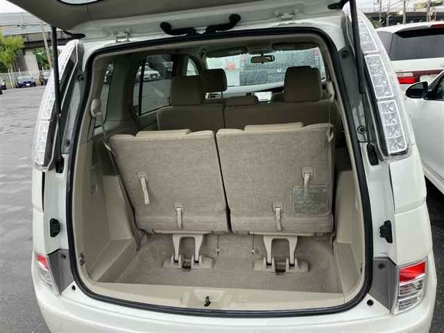 Toyota ISIS 2012 7547956-10